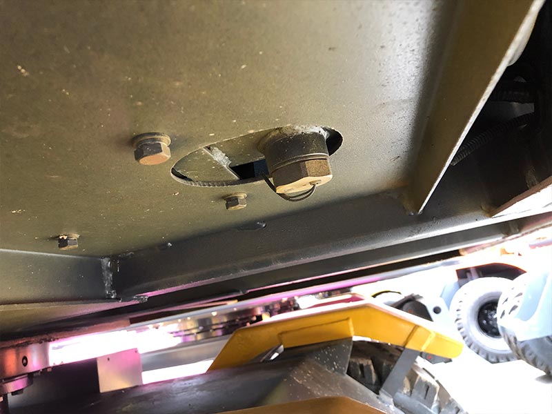 Drain valve for the mining truck's air tank