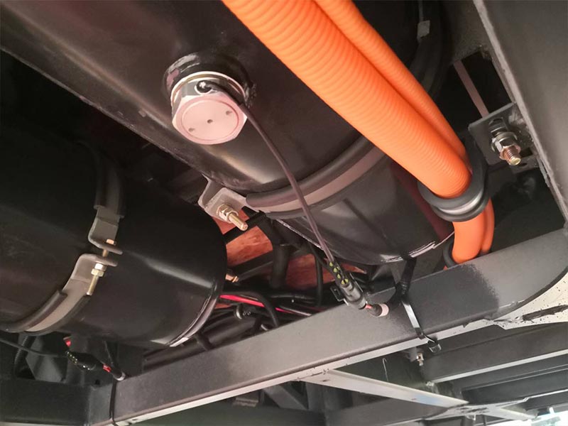 Long-distance bus air tank drain valve
